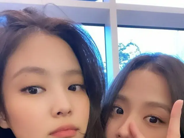 「BLACKPINK」のジェニーがジスとのツーショットを公開した（画像提供:wowkorea）
