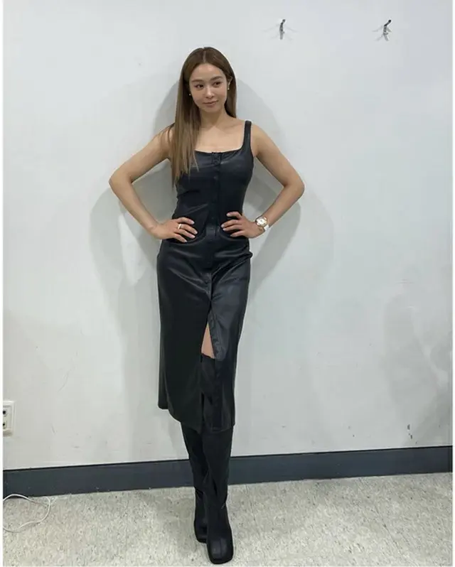 オク・チュヒョン（Fin.K.L）、タイトなレザーワンピでスタイルの良さ際立つ（画像提供:wowkorea）