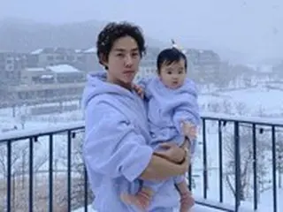 子役出身俳優ペク・ソンヒョン、長女と初雪見物の近況ショット…「雪は初めてでしょ？」とイケメンパパぶり際立つ