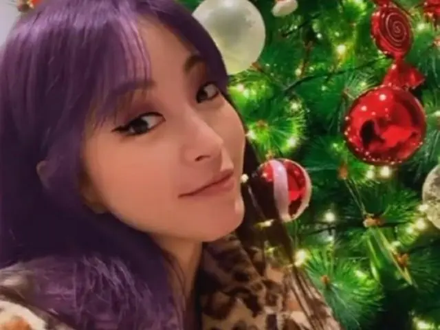 女優ハン・イェスル、クリスマスツリーと一緒に“紫のカラーリング＆トラ柄ファー”の強烈なスタイリングを披露（画像提供:wowkorea）