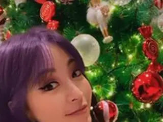 女優ハン・イェスル、クリスマスツリーと一緒に“紫のカラーリング＆トラ柄ファー”の強烈なスタイリングを披露