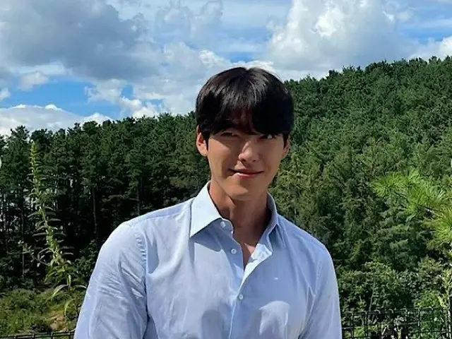 俳優キム・ウビン、愛らしさ＆広い肩幅＆胸キュン笑顔… 全て揃った「漫画から飛び出してきた男」（画像提供:wowkorea）