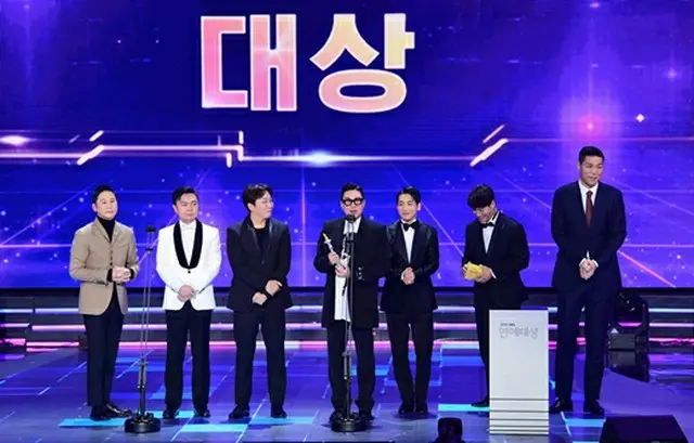 「2021 SBS芸能大賞」で大賞を受賞した「みにくいうちの子」チーム。（画像提供:wowkorea）