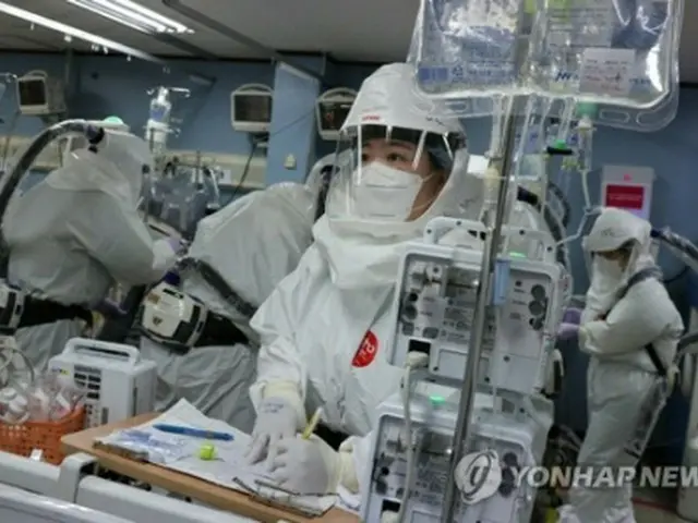 重症患者の治療にあたる医療従事者（資料写真）＝（聯合ニュース）