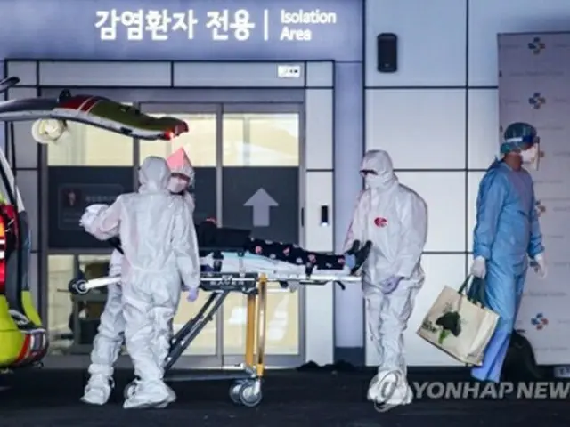 医療機関に搬送される新型コロナウイルス患者（資料写真）＝（聯合ニュース）
