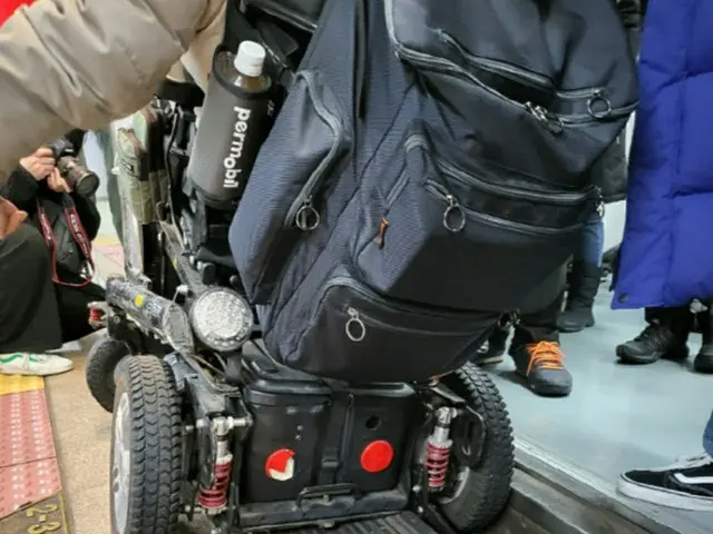 障害者団体「車いすデモ」、ホームと電車の隙間に車輪入れて「地下鉄止める」…乗客ら出勤できない事態に＝韓国（画像提供:wowkorea）
