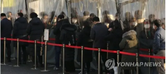 ソウル駅前の臨時検査所で検査の順番を待つ人々＝20日、ソウル（聯合ニュース）