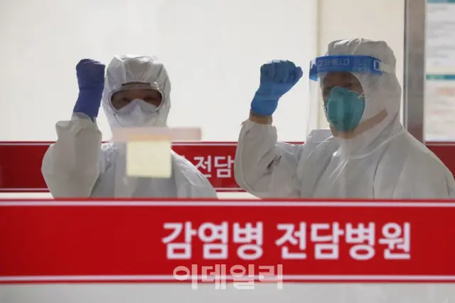 新型コロナ感染拡大止まらぬ韓国、医療関係者が防護服姿で市民にエール 「がんばろう」（画像提供:wowkorea）