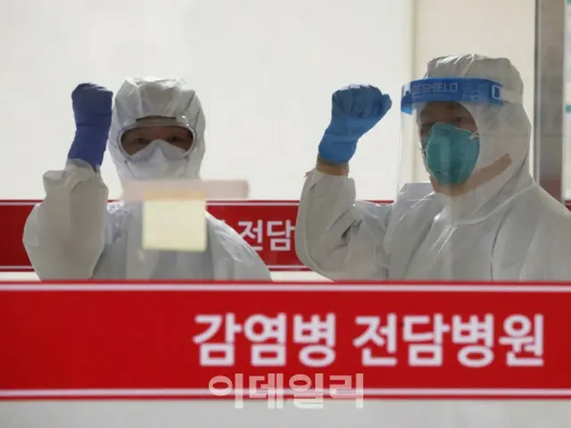 新型コロナ感染拡大止まらぬ韓国、医療関係者が防護服姿で市民にエール 「がんばろう」（画像提供:wowkorea）