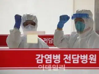 新型コロナ感染拡大止まらぬ韓国、医療関係者が防護服姿で市民にエール 「がんばろう」