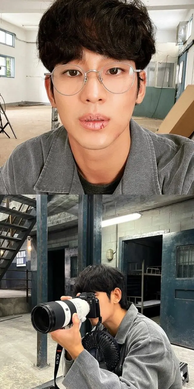 俳優キム・スヒョン、囚人服姿でドラマ「ある日～真実のベール」の現場ショット…大きなカメラを構える姿からも漂うオーラ（画像提供:wowkorea）