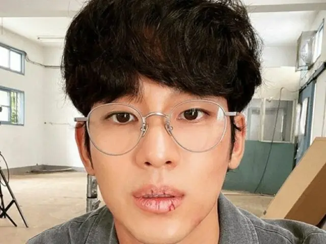 俳優キム・スヒョン、囚人服姿でドラマ「ある日～真実のベール」の現場ショット…大きなカメラを構える姿からも漂うオーラ（画像提供:wowkorea）