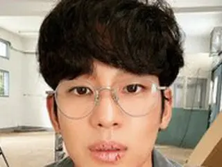 俳優キム・スヒョン、囚人服姿でドラマ「ある日～真実のベール」の現場ショット…大きなカメラを構える姿からも漂うオーラ