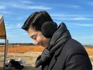 俳優ユン・ゲサン（god）、「インスタ面白い」とスマホに夢中な近況報告…ハンサム＆キュートな横顔ショット