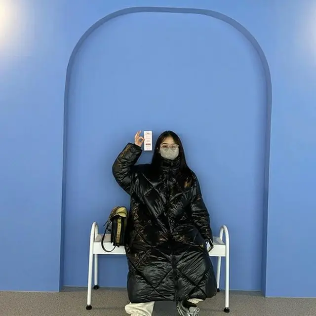 女優キム・ヒャンギ、ロングダウンコートで足だけ出した姿を公開（画像提供:wowkorea）
