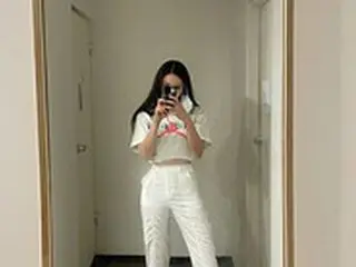 ヒョミン（T-ARA）、鏡越しのセルフィーを公開…細長い手足でファンの目を釘付けに