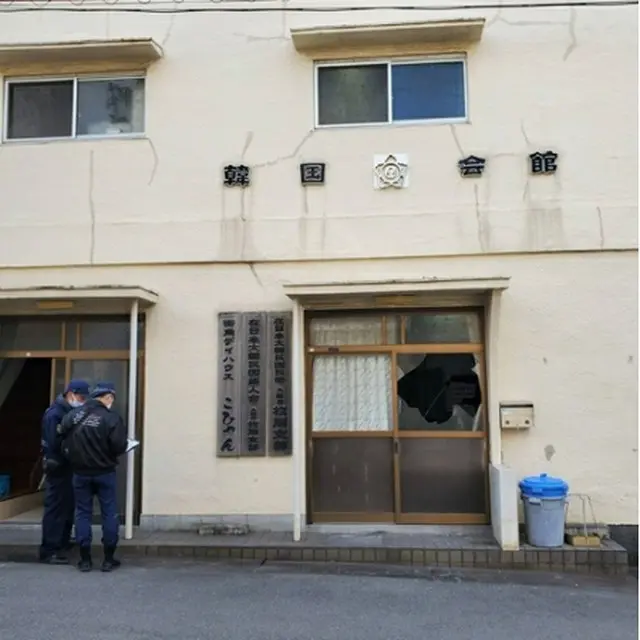 民団枚岡支部がある建物。1階出入口の窓ガラスが割れている（同支部提供）＝（聯合ニュース）≪転載・転用禁止≫
