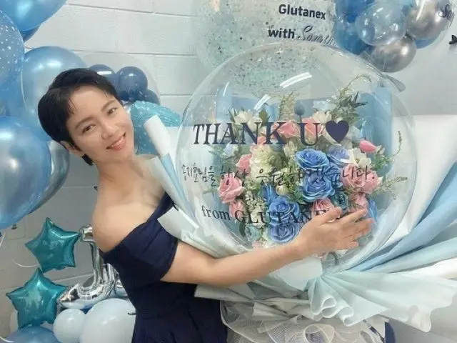 ショートカットにイメチェンした女優ソン・ジヒョ、大きな風船のプレゼントに感激…ボーイッシュな魅力もプラス（画像提供:wowkorea）