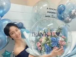 ショートカットにイメチェンした女優ソン・ジヒョ、大きな風船のプレゼントに感激…ボーイッシュな魅力もプラス