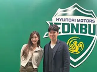 「Apink」オ・ハヨン、元サッカー韓国代表パク・チソンに会う 「こんなに緊張したことは無い」