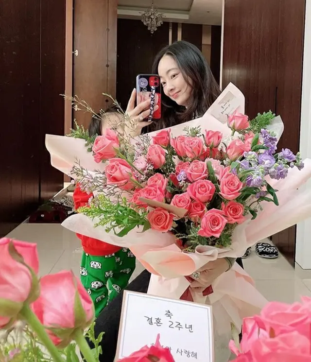 女優ソ・ヒョリム、結婚2周年を迎え記念ショットを公開…メッセージカードには「ヒョリム 愛している」（画像提供:wowkorea）
