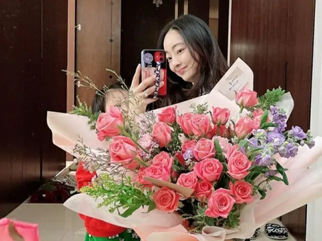 女優ソ・ヒョリム、結婚2周年を迎え記念ショットを公開…メッセージカードには「ヒョリム 愛している」（画像提供:wowkorea）