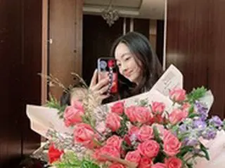 女優ソ・ヒョリム、結婚2周年を迎え記念ショットを公開…メッセージカードには「ヒョリム 愛している」