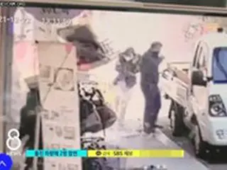 80代運転の車が猛スピードで…ベビーカーで散歩中の祖母と孫が死亡、防犯カメラ映像公開されネットユーザーら「衝撃」との声=韓国