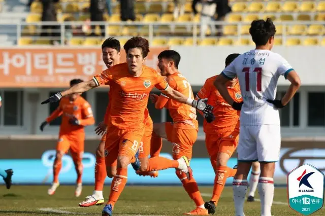 「ボールボーイ試合遅延騒動」でKリーグ・江原FCに制裁金3千万ウォン（約300万円）（画像提供:wowkorea）