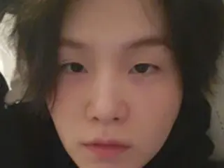 「BTS（防弾少年団）」SUGA、子猫のような近況ショット…どアップセルカで「髪が伸びたな…」