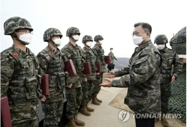 白ニョン島で将兵を激励する文大統領（青瓦台提供）＝（聯合ニュース）≪転載・転用禁止≫