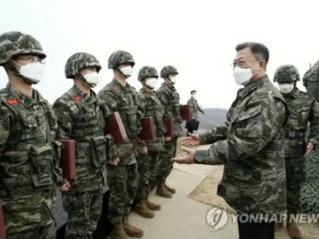 白ニョン島で将兵を激励する文大統領（青瓦台提供）＝（聯合ニュース）≪転載・転用禁止≫