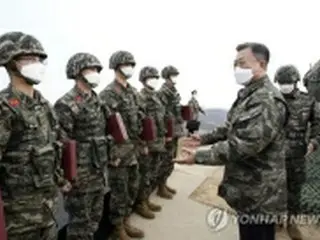 文大統領　最前線の白ニョン島で将兵激励＝哨戒艦撃沈事件の犠牲者追悼