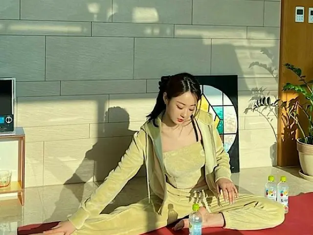 キョンリ（元NINE MUSES）、しっかりストレッチ…「自宅でボディケア」（画像提供:wowkorea）