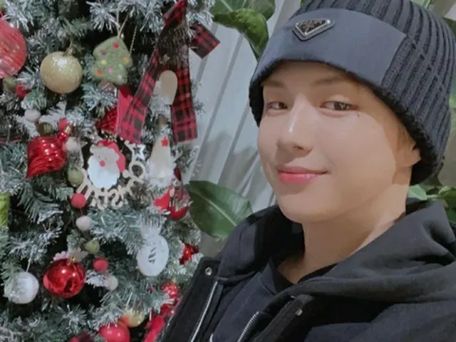 カン・ダニエル(元Wanna One)、ツリー横のセルカ投稿にダンサーAIKIが反応「クリスマスプレゼントだね」(画像提供:wowkorea)