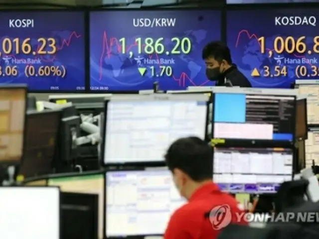 ハナ銀行本店のディーリングルーム＝２４日、ソウル（聯合ニュース）