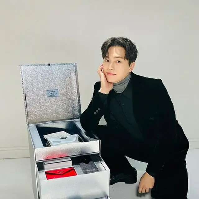 俳優ソン・ガンは優れたスーツ姿を披露した（画像提供:wowkorea）