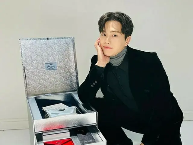 俳優ソン・ガンは優れたスーツ姿を披露した（画像提供:wowkorea）