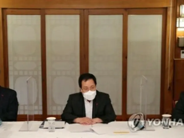 会議を主催する兪室長(中央)=24日、ソウル(聯合ニュース)