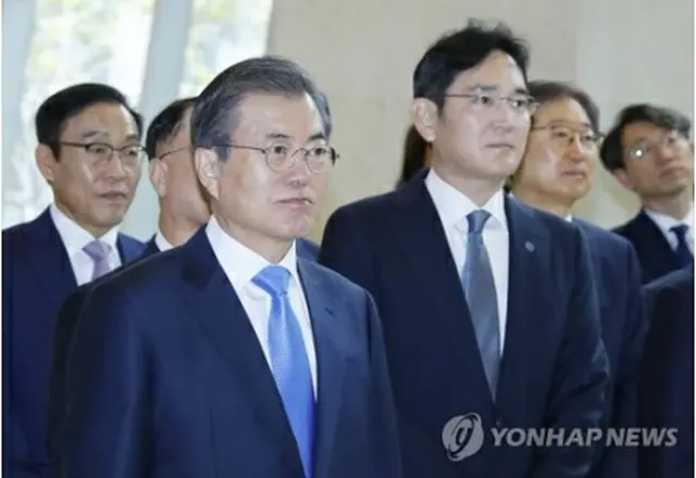 文大統領（手前左）と李氏（同右、資料写真）＝（聯合ニュース）