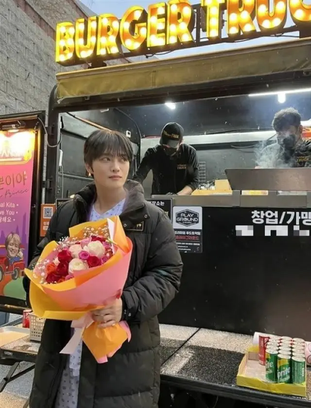 歌手キム・ジェジュン、花より輝くビジュアルで魅了…フィリピンのファンから贈られたおやつカーに感動（画像提供:wowkorea）