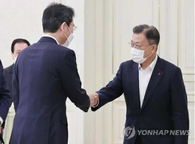 握手を交わす文大統領（右）と李在鎔氏＝２７日、ソウル（聯合ニュース）