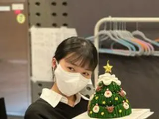 チョン・ウンジ （Apink）、クリスマスツリー模様のケーキプレゼントに喜びのダンスタイム