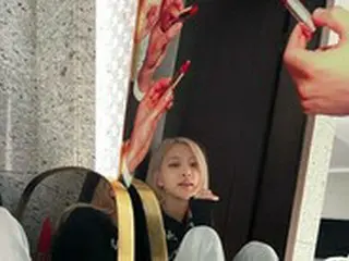 「BLACKPINK」ROSE、裸足の女神ショット公開