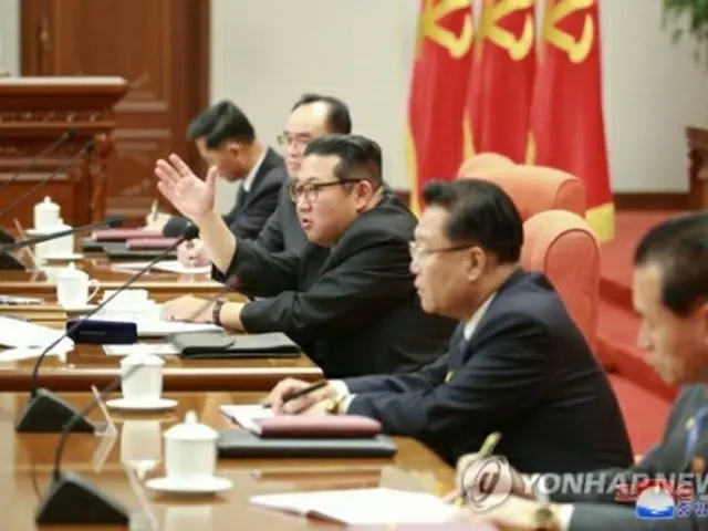 朝鮮中央通信は朝鮮労働党中央委員会第8期第4回総会が27日に開幕したと伝えた。金正恩国務委員長（手前から3人目）が司会を務めた＝（朝鮮中央通信＝聯合ニュース）≪転載・転用禁止≫
