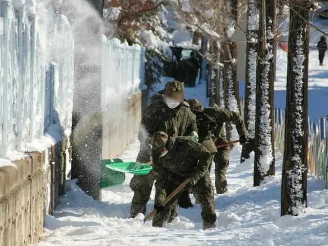 「なぜ将兵たちだけ除雪するのか…公務員は？」除雪支援軍にネットユーザーら批判＝韓国（画像提供:wowkorea）