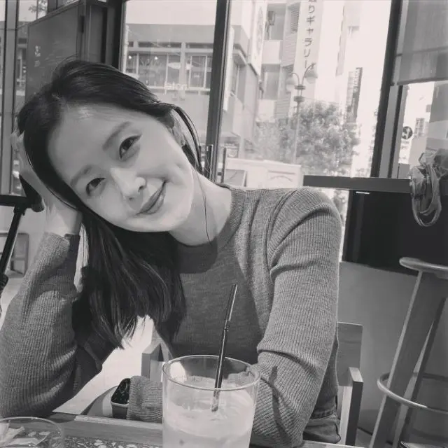 韓国でも人気の女優笛木優子（ユミン）、キュートなえくぼスマイルは相変わらず…モノクロ写真でファンにあいさつ（画像提供:wowkorea）