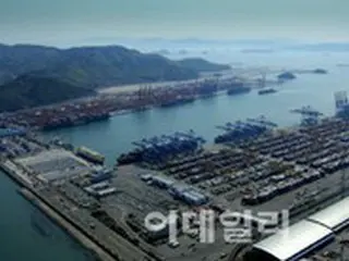 釜山港で新年最初のコンテナ船出港＝韓国