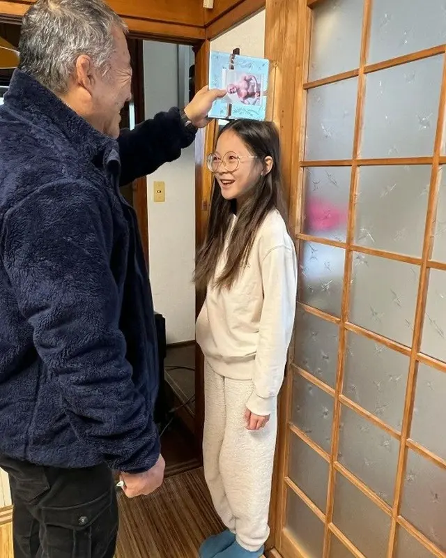 プロ格闘家の秋山成勲と妻SHIHOの長女サランちゃん、おじいちゃんもビックリ …「本当に大きくなった」（画像提供:wowkorea）