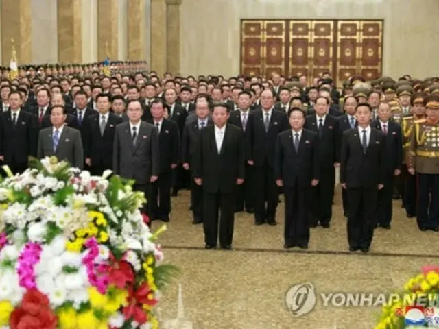 金正恩氏が１日に錦繍山太陽宮殿を参拝した＝（朝鮮中央通信＝聯合ニュース）≪転載・転用禁止≫